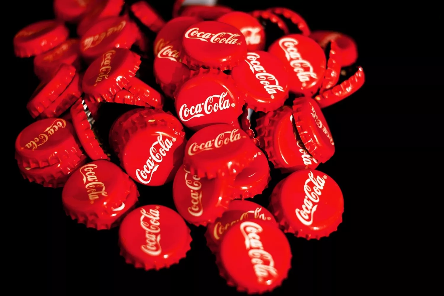 Varios tapones de Coca-Cola, con lo que se puede utilizar un invento definitivo / PIXABAY