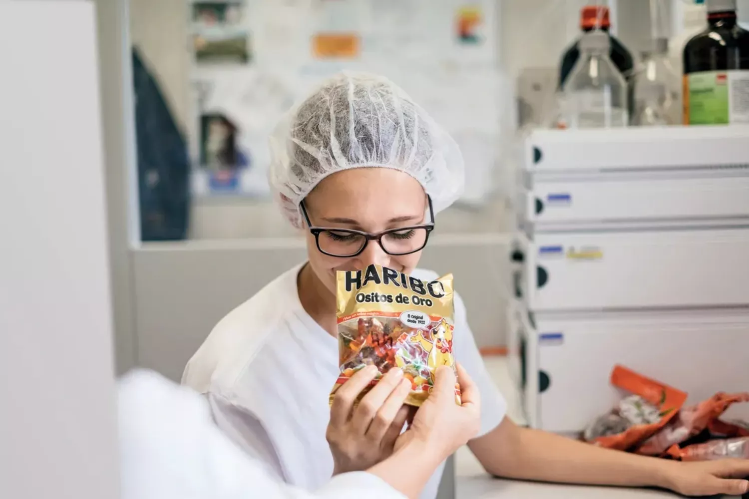 Una persona con una bolsa de Ositos de Haribo / HARIBO