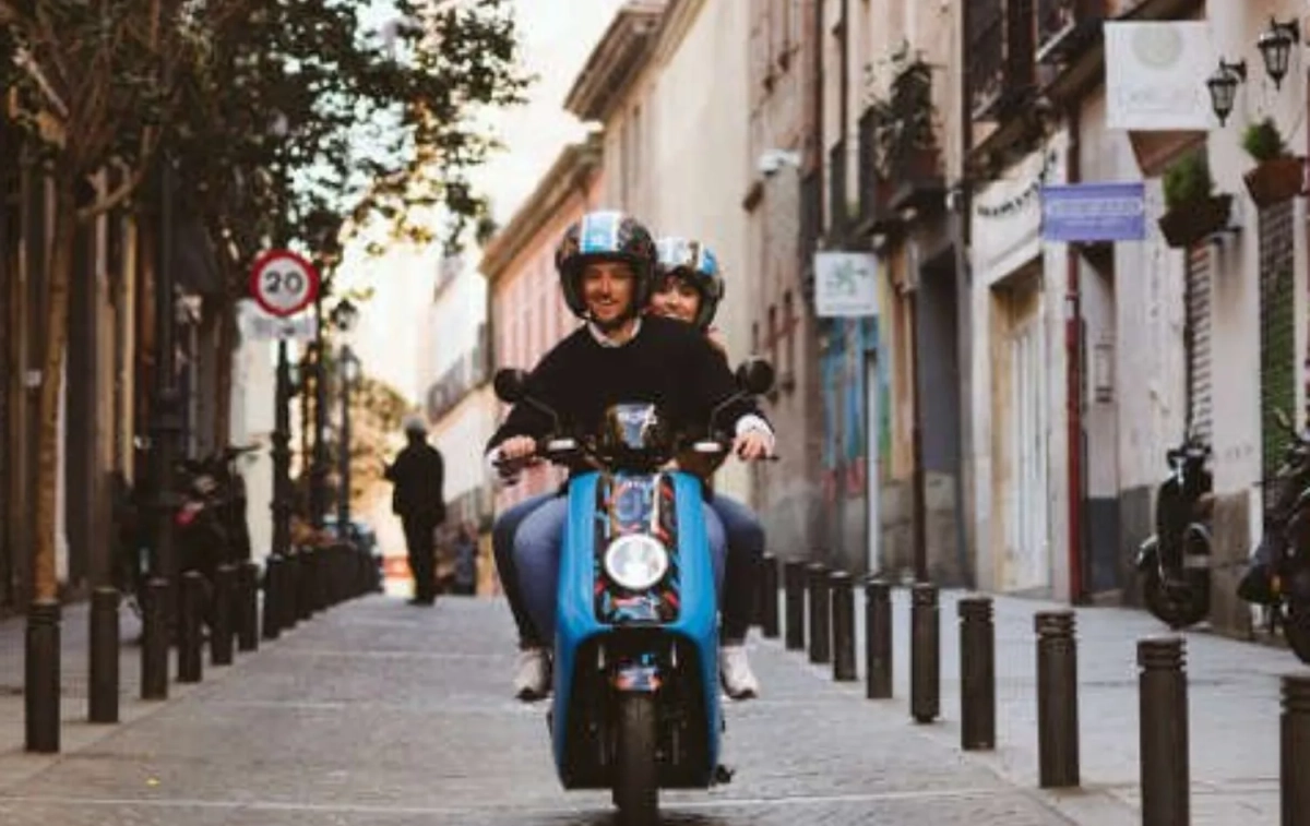 Dos chicos con una moto de Cabify / AYUNTAMIENTO DE MADRID