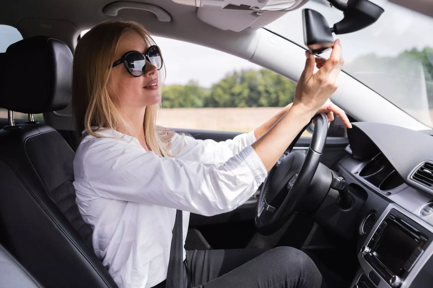 Una persona al volante con unas gafas de sol que no están prohibidas por la DGT / FREEPIK