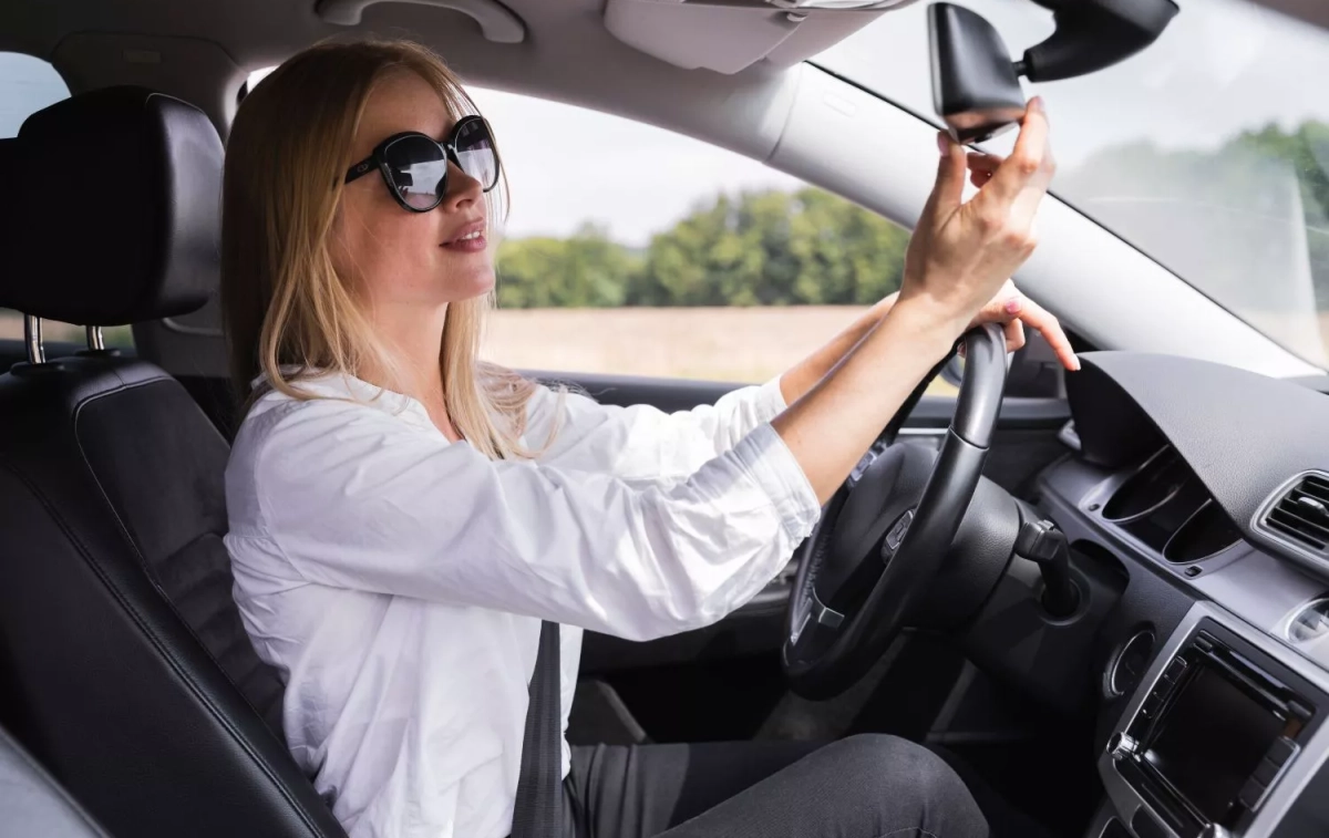 Una persona al volante con unas gafas de sol que no están prohibidas por la DGT / FREEPIK