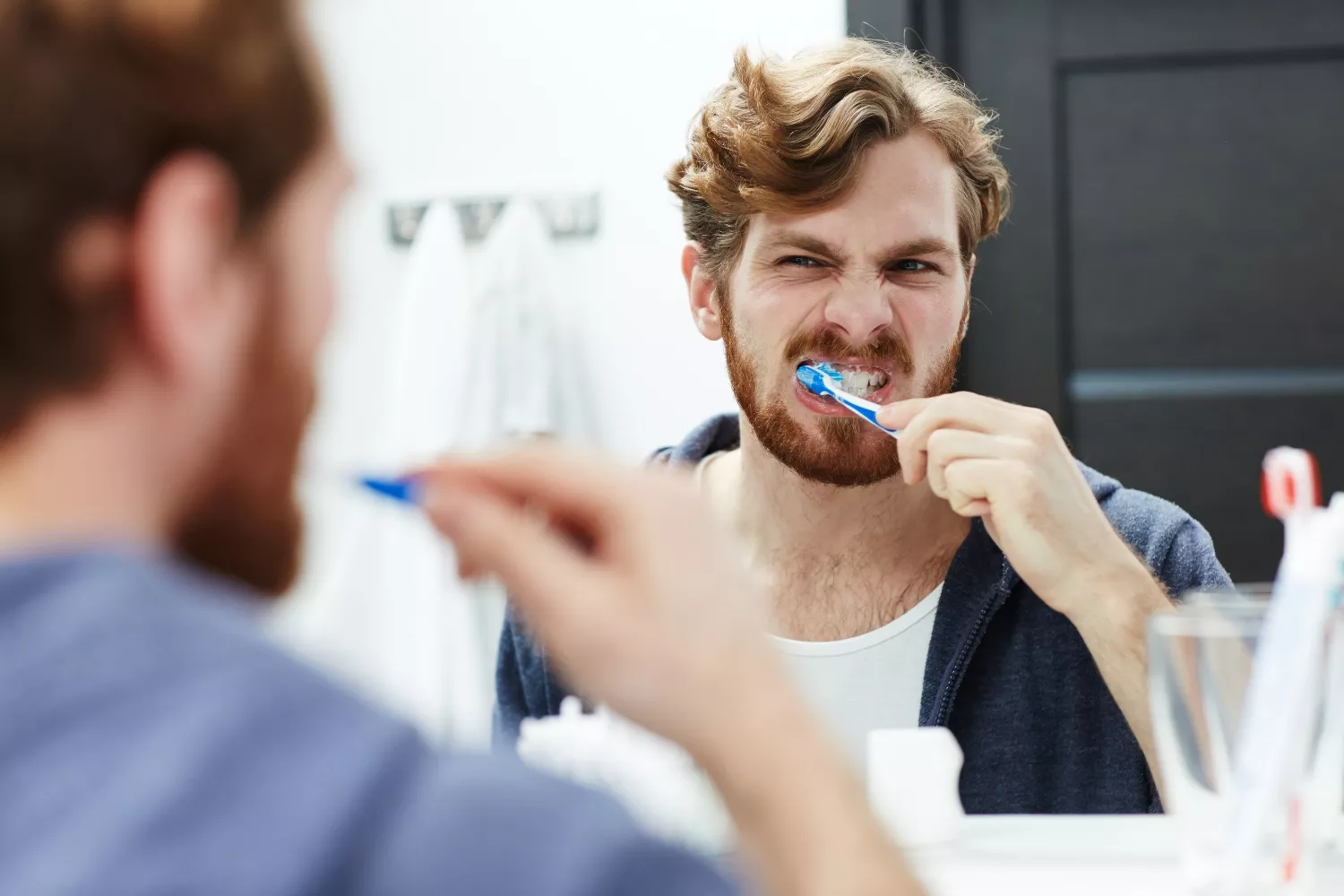 Una persona se cepilla los dientes para cuidar su boca y su salud general / FREEPIK - pressfoto