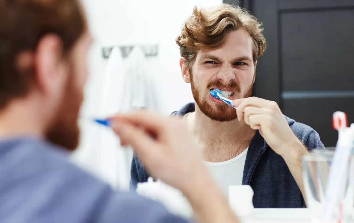 Una persona se cepilla los dientes para cuidar su boca y su salud general / FREEPIK - pressfoto