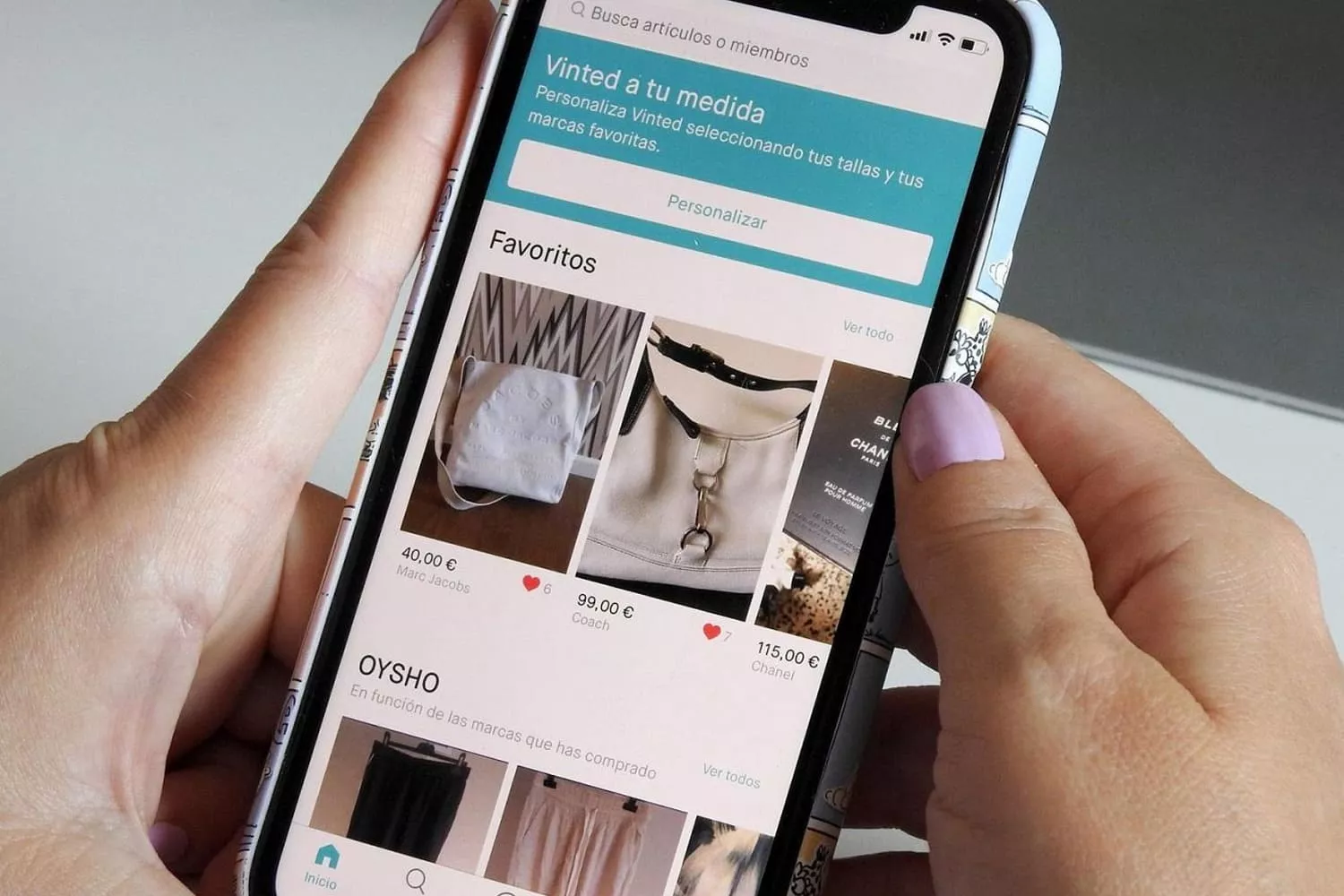 Una persona maneja la aplicación de Vinted