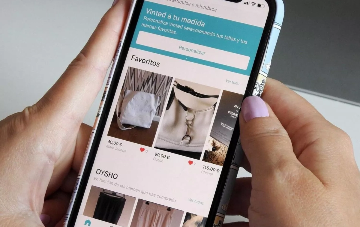 Una persona maneja la aplicación de Vinted