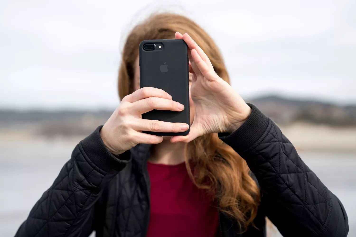 Una persona intenta controlar su iPhone con los ojos / UNSPLASH