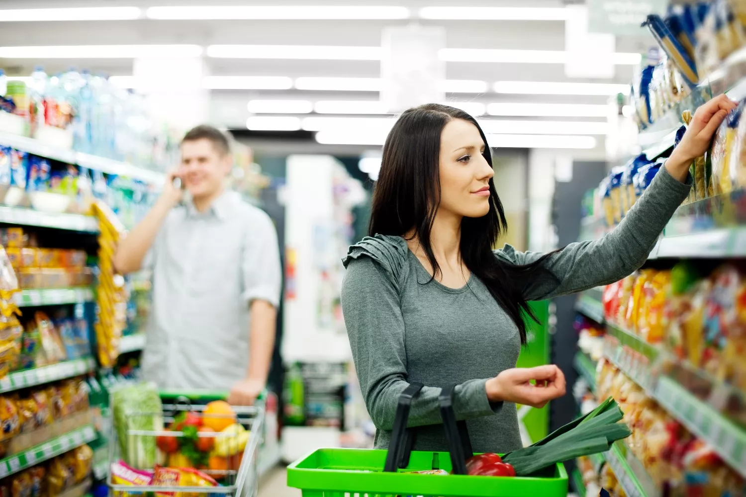 Una pareja hace la compra en el supermercado / FREEPIK - @gpointstudio