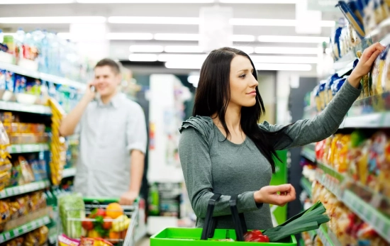 Una pareja hace la compra en el supermercado / FREEPIK - @gpointstudio