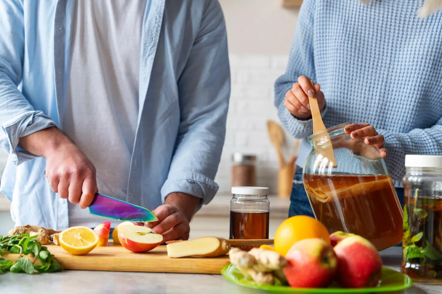 Dos personas preparan un menú sano que potencia el rendimiento cognitivo / FREEPIK