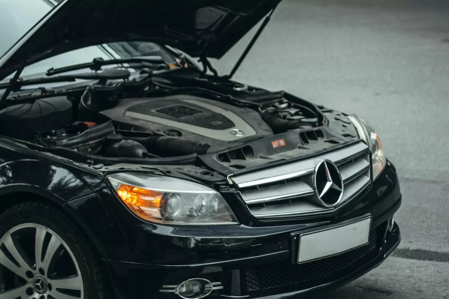 Un coche de la marca Mercedes sufre una avería / PEXELS