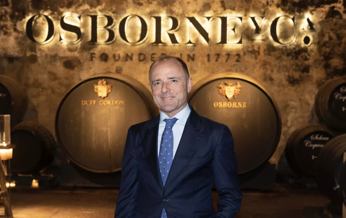 El director comercial de Osborne en la bodega de la compañía / CEDIDA