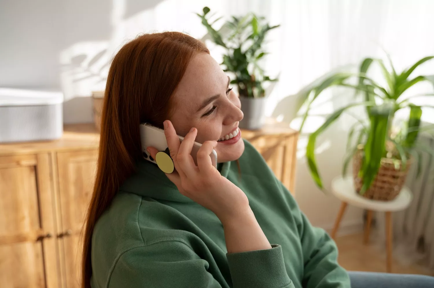 Una mujer hace una llamada a un teléfono que comienza por 900 o 902 / FREEPIK