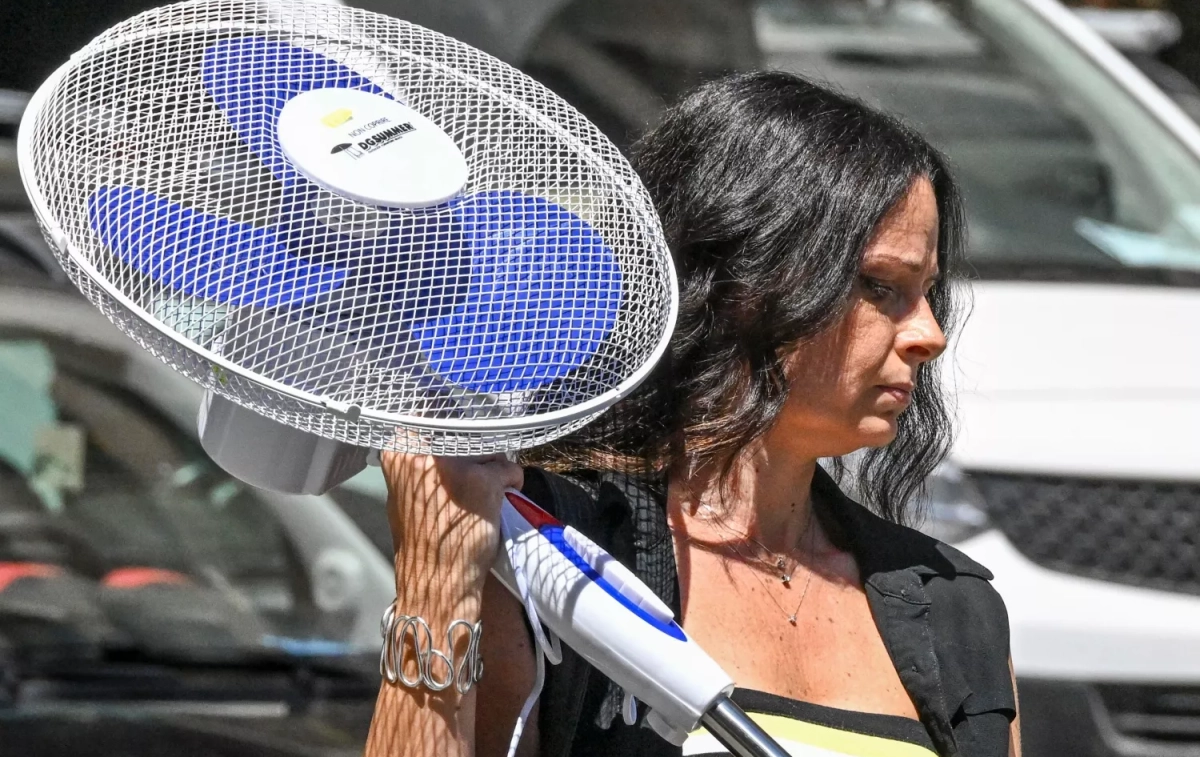 Una mujer compra un ventilador para ahorrar con el precio de la luz / CIRO FUSCO - EFE