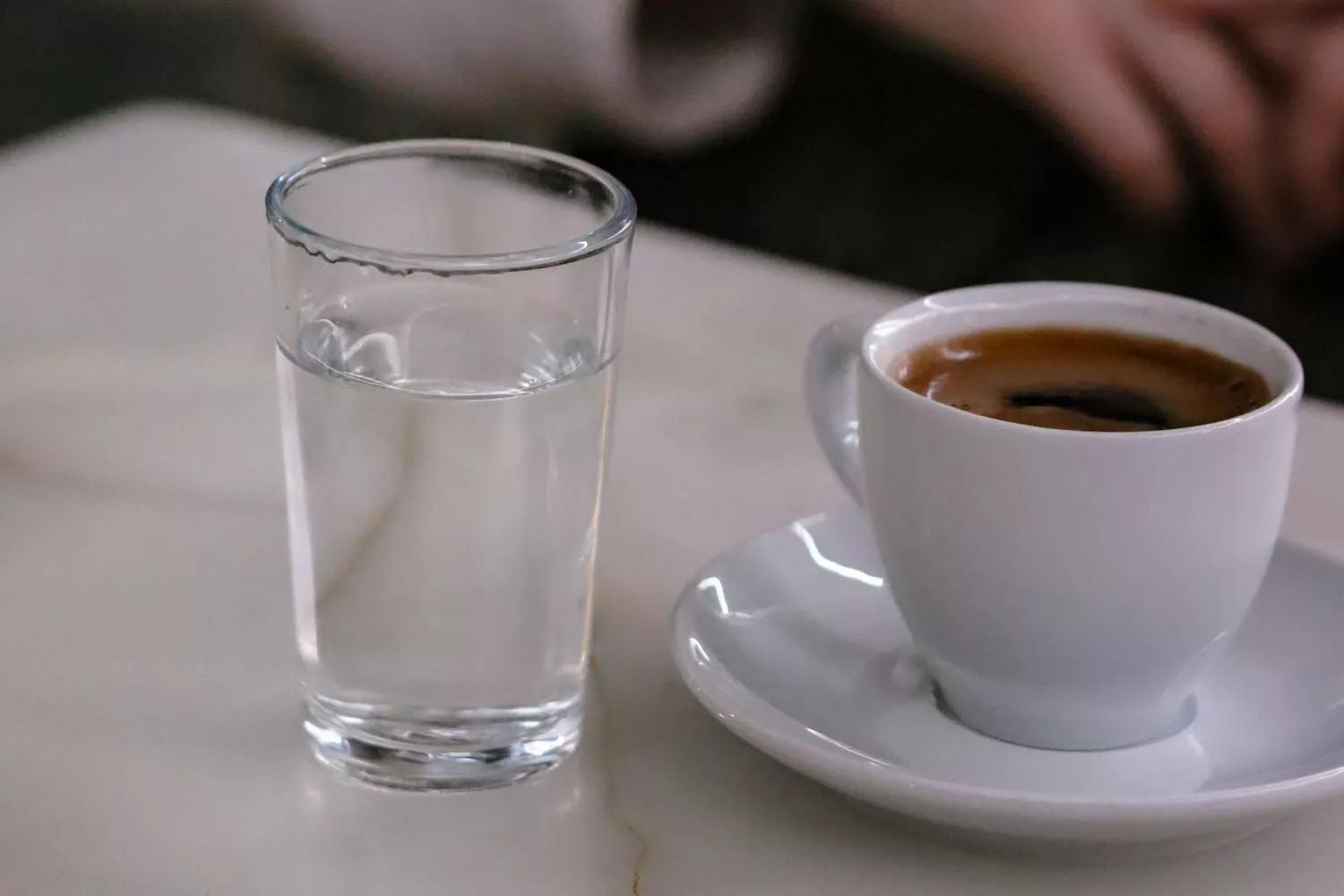 Un café y un vaso de agua / PEXELS