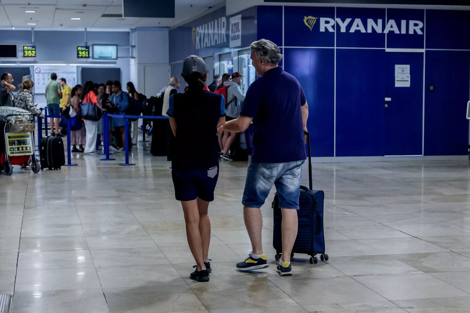 Dos personas esperan sentarse en asientos juntos en un avión de Ryanair / RICARDO RUBIO - EP