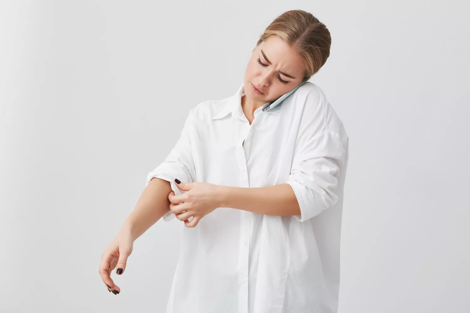 Una mujer que tiene una picadura de mosquitos en el brazo / FREEPIK - cookie_studio