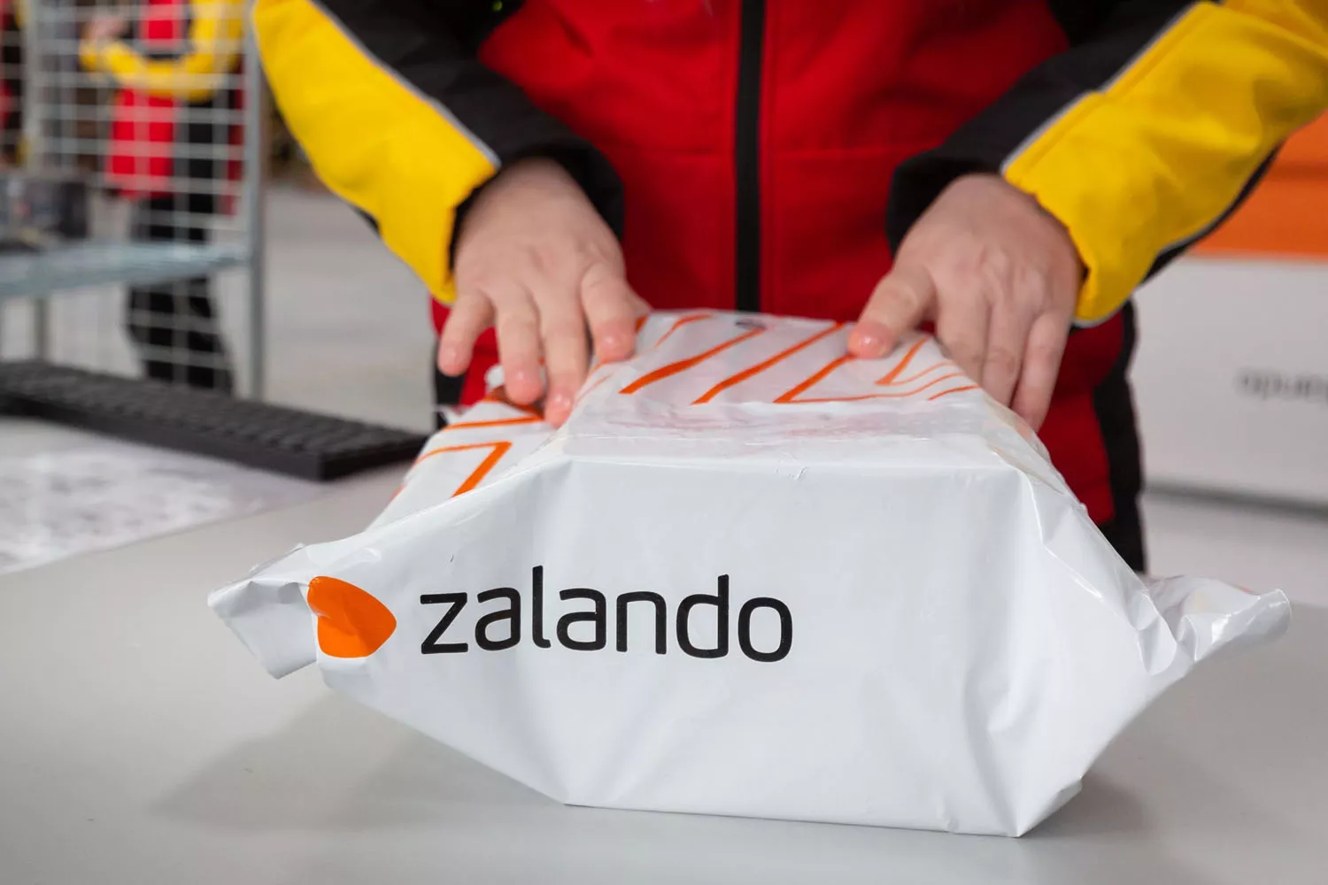 Una persona maneja un paquete de Zalando / ZALANDO