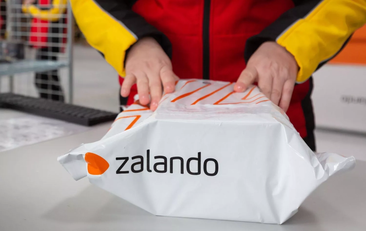 Una persona maneja un paquete de Zalando / ZALANDO