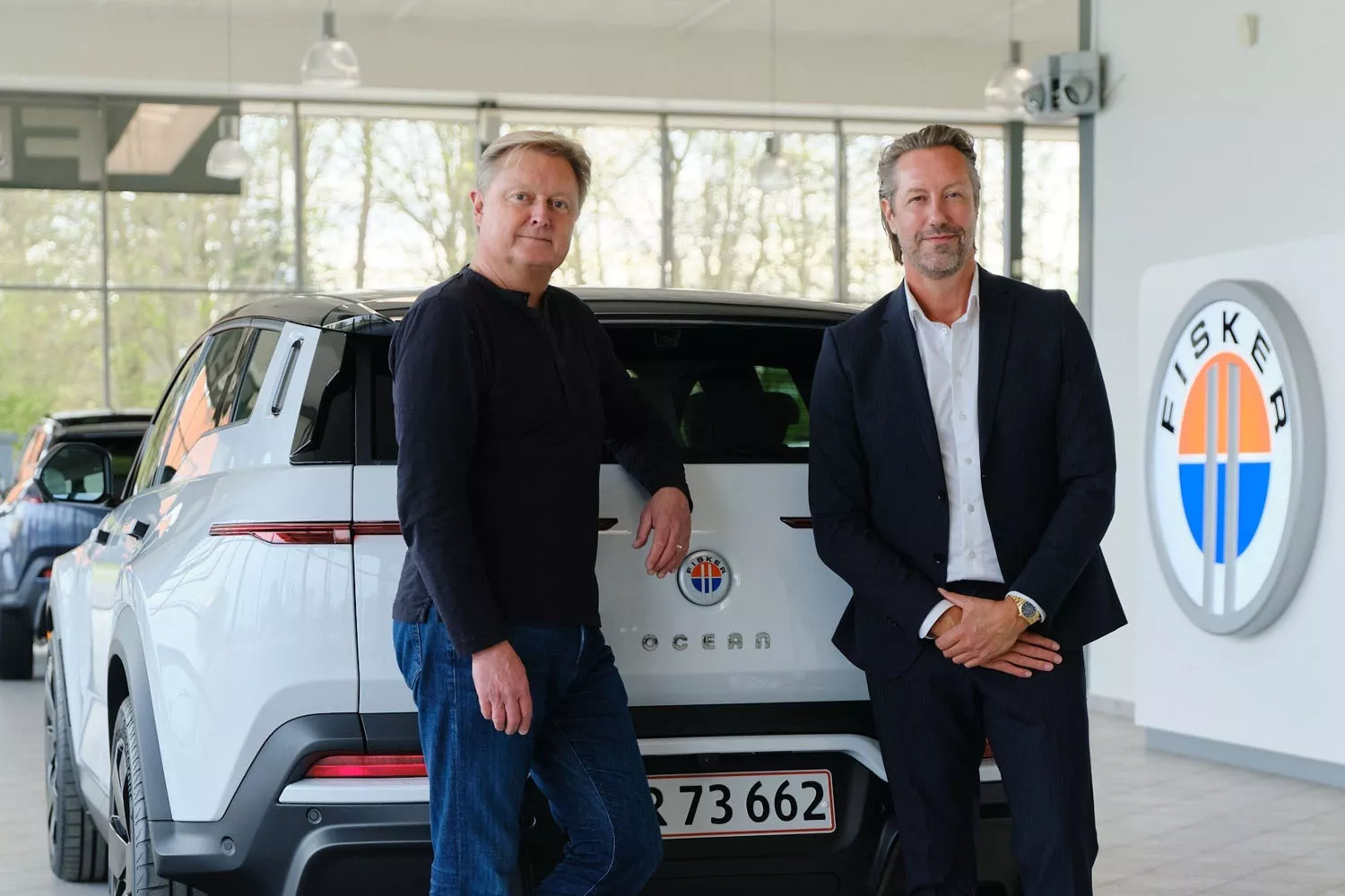 El presidente y consejero delegado de Fisker, Henrik Fisker, y un cliente, en un concesionario de Copenhague