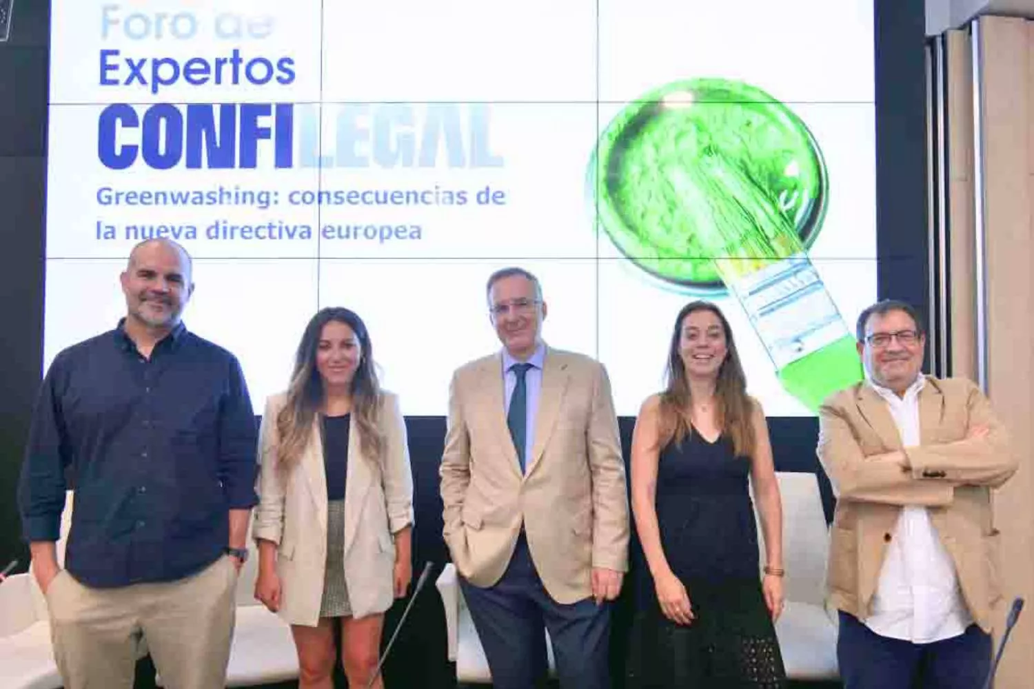 Nico Ordozgoiti (21gramos y Creatives for the future), Marta Montojo (EFE Verde), Carlos Berbell (Confilegal), Leonie Timmers (Herbert Smith Freehills) y Alejandro Tercero (Consumidor Global), en el debate sobre greenwashing / CONFILEGAL