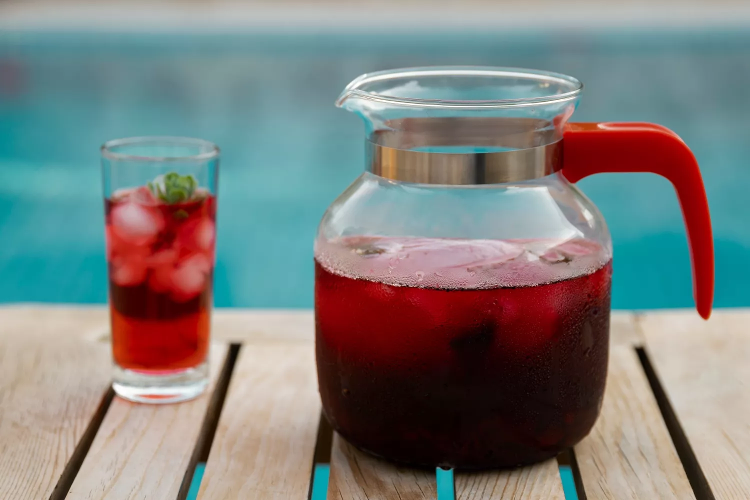 Un vaso de una infusión diurética, bebida que hay que evitar en verano / FREEPICK