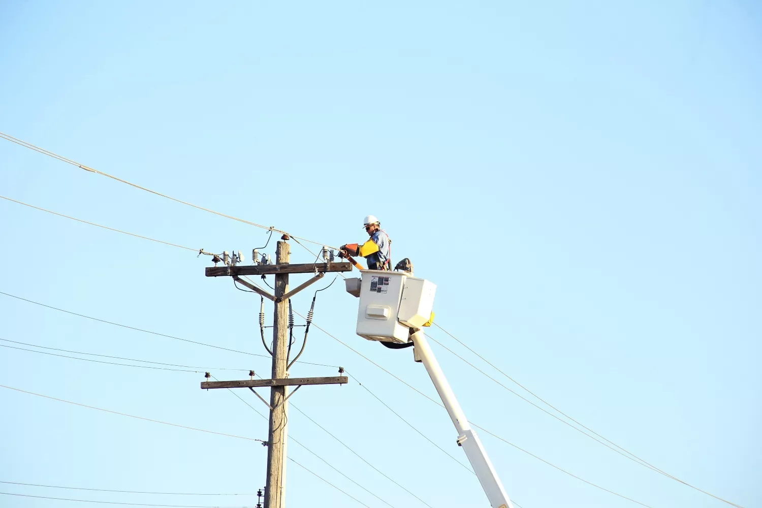 Un tendido eléctrico al que afecta el precio de la luz / UNSPLASH