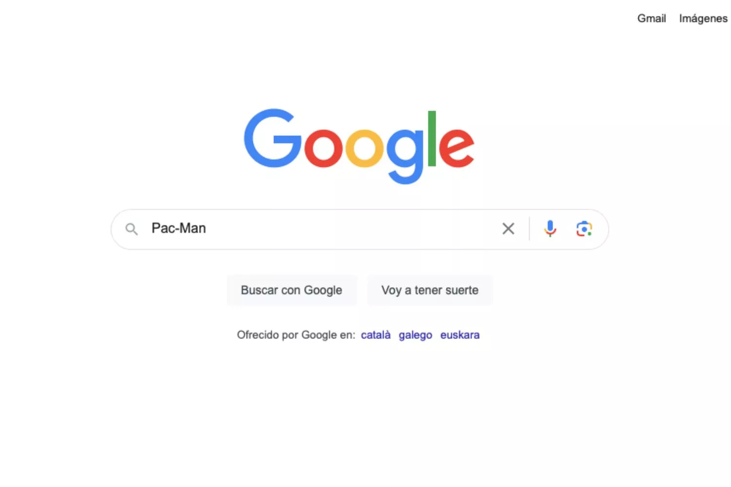 Una persona busca en Google el juego Pac-Man / CG