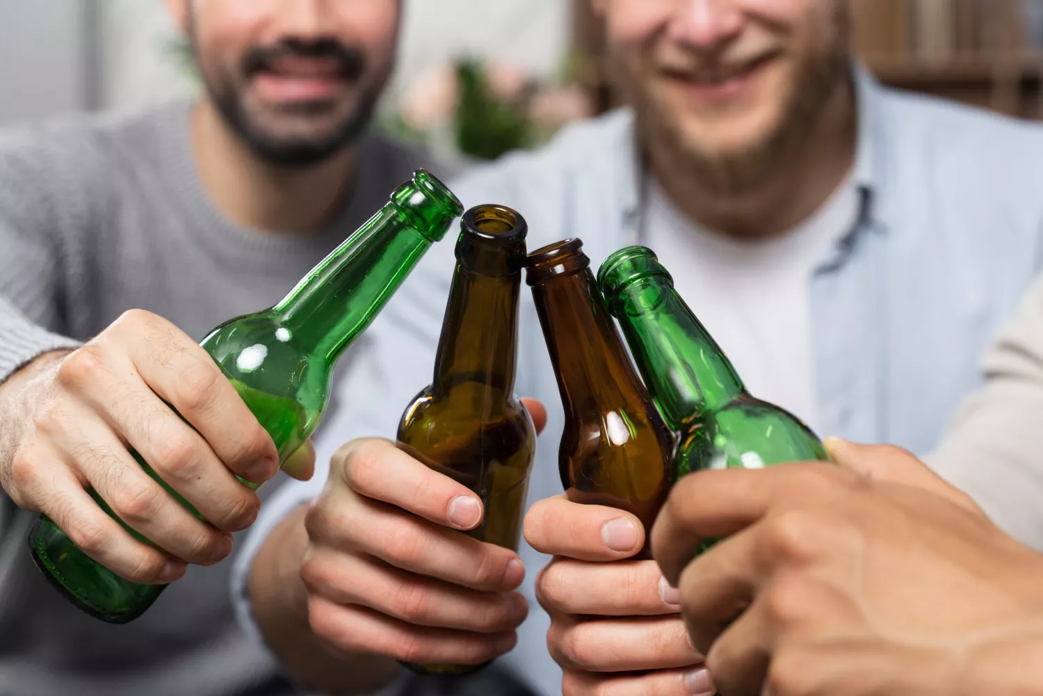 Varias personas brindan con cerveza sin alcohol / FREEPIK