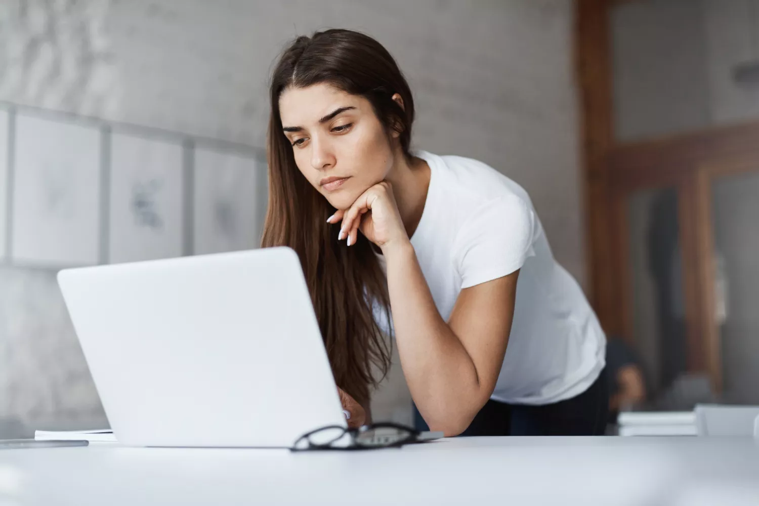 Una chica observa su ordenador después de recibir un correo extraño de InfoJobs que puede ser una estafa / FREEPIK - lookstudio