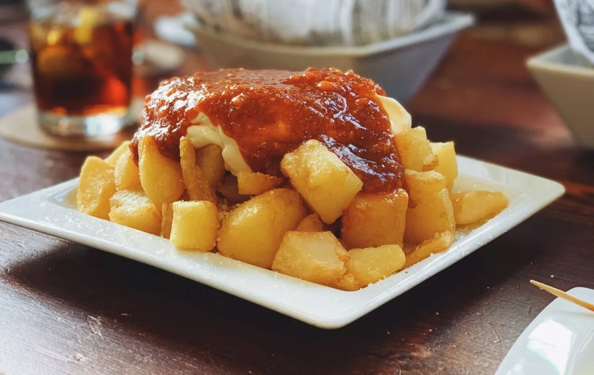 Un plato de patatas bravas / UNSPLASH