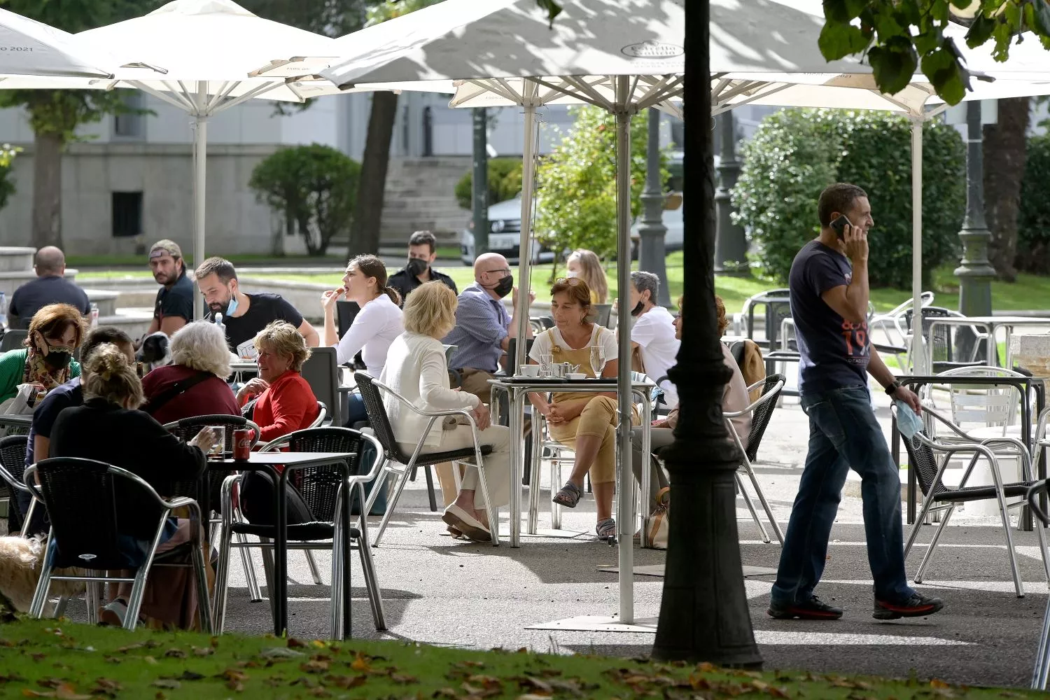 Varias personas de tapeo en la terraza de un bar / EUROPA PRESS - M.DYLAN