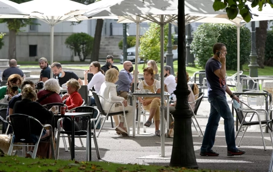 Varias personas de tapeo en la terraza de un bar / EUROPA PRESS - M.DYLAN