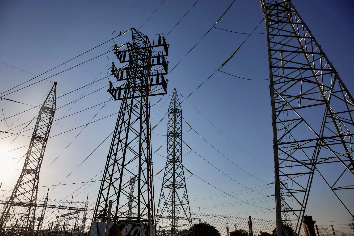 Torres de alta tensión y cables de luz /  EUROPA PRESS - JESÚS HELLÍN