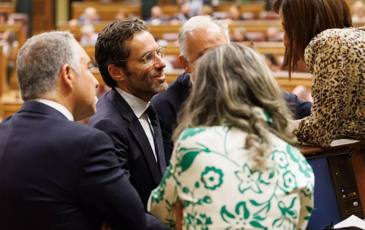 Varios miembros del Partido Popular hablan con una asesora en el Congreso de los Diputados / EDUARDO PARRA - EUROPA PRESS