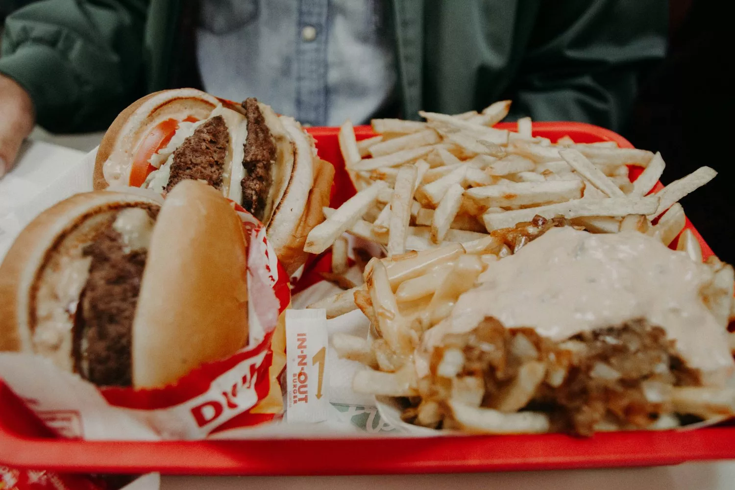 Un menú de un restaurante de comida rápida similar a McDonald's / UNSPLASH