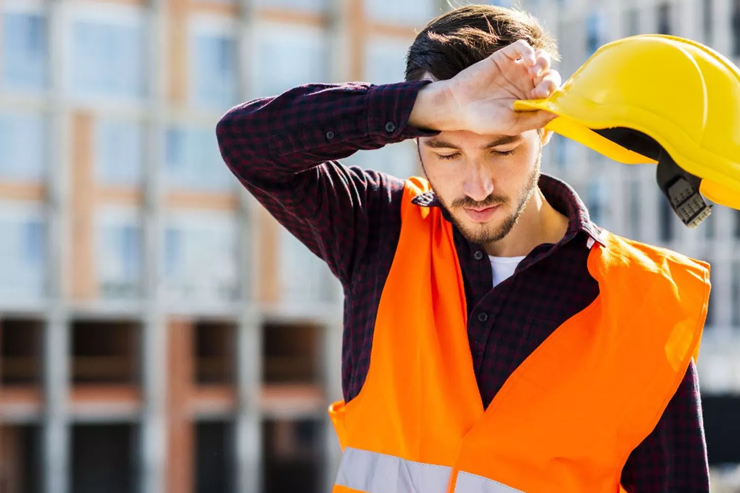 Una persona en su lugar de trabajo durante una ola de calor