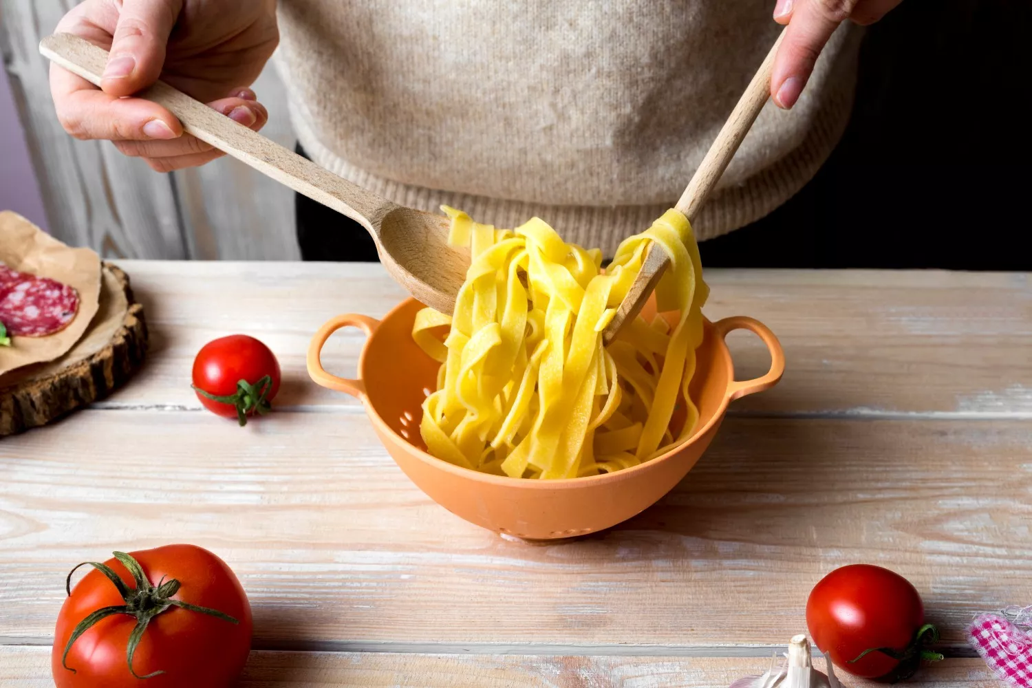 Una persona cocina pasta al dente / FREEPIK