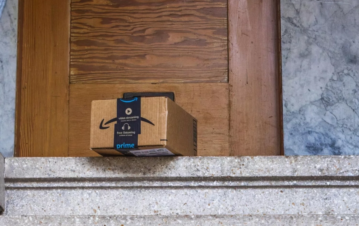 Un paquete de Amazon en la puerta de una casa / PEXELS