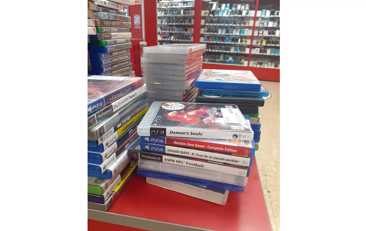 Varios videojuegos en una tienda de CeX / CG