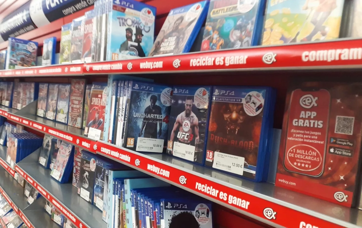 Un estante con juegos en una tienda de CeX / CG