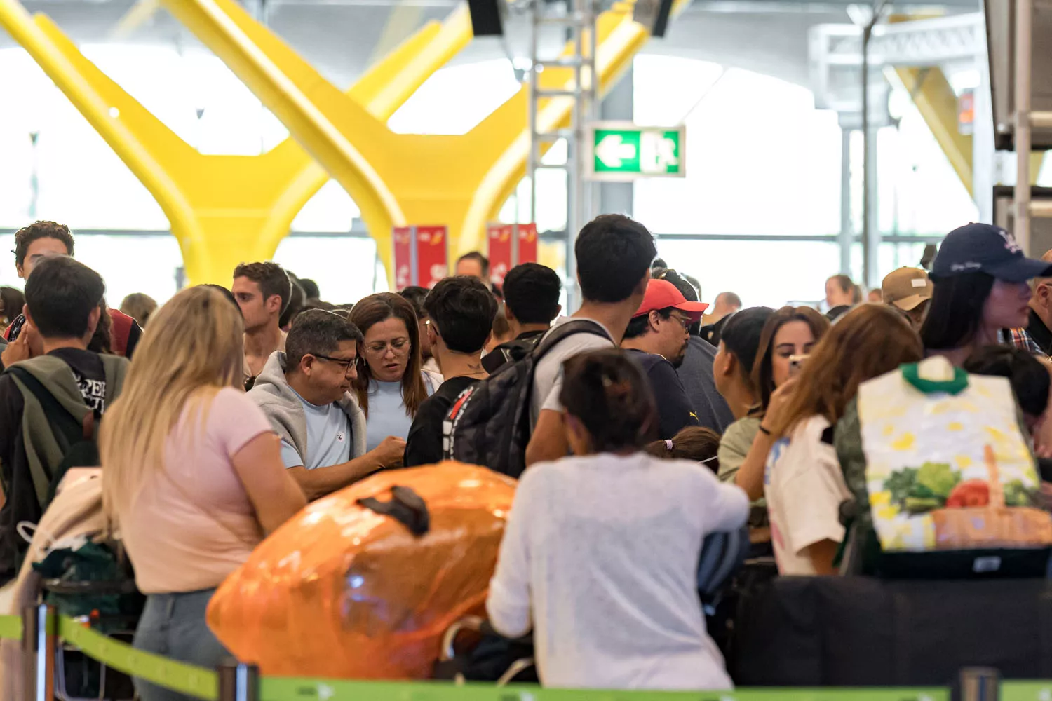 Pasajeros en el aeropuerto de Madrid Barajas durante la caída de Microsoft que ha provocado retrasos en los vuelos / DIEGO RADAMÉS - EP