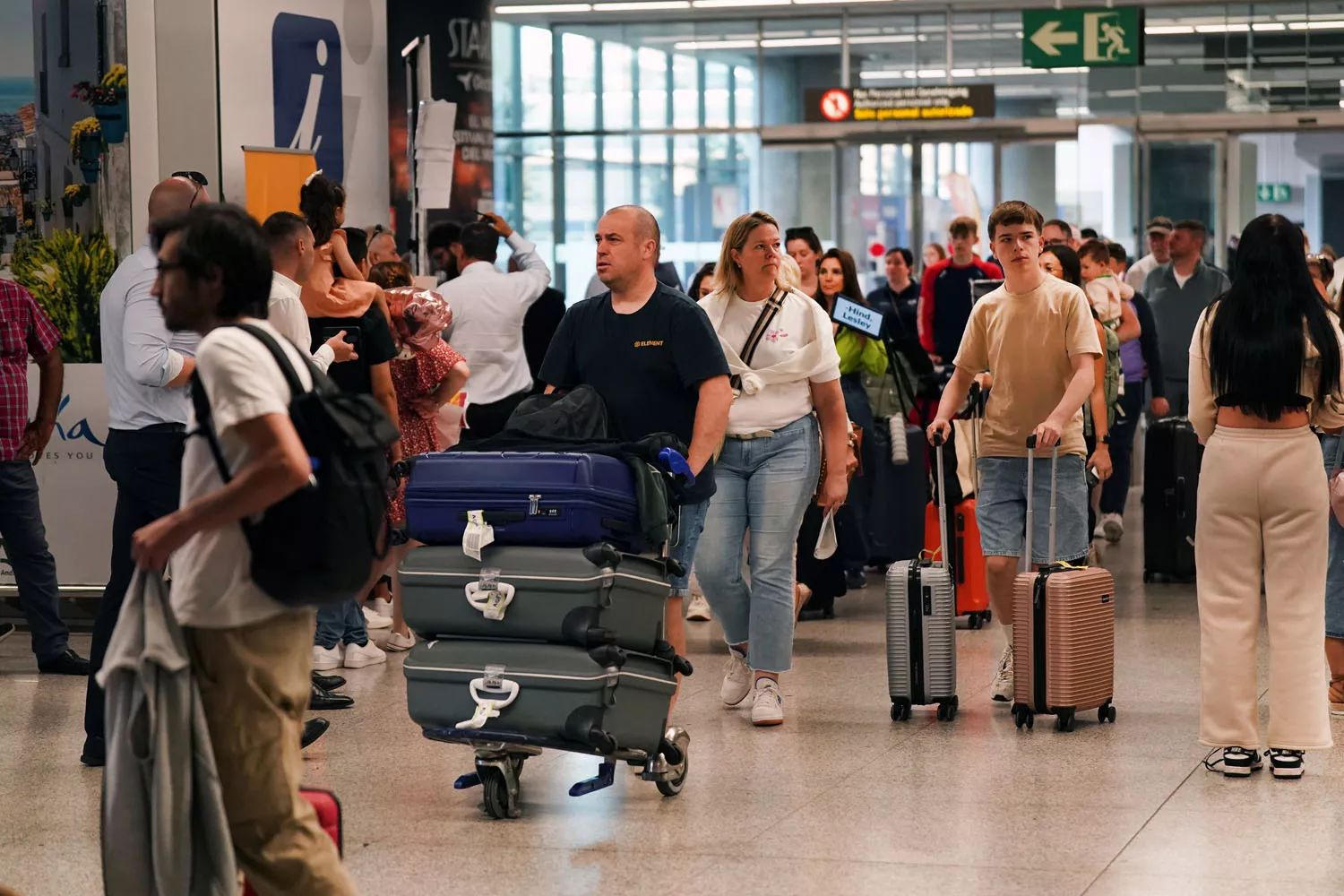 Turistas a su llegada al aeropuerto de Málaga Costa del Sol / ÁLEX ZEA - EP