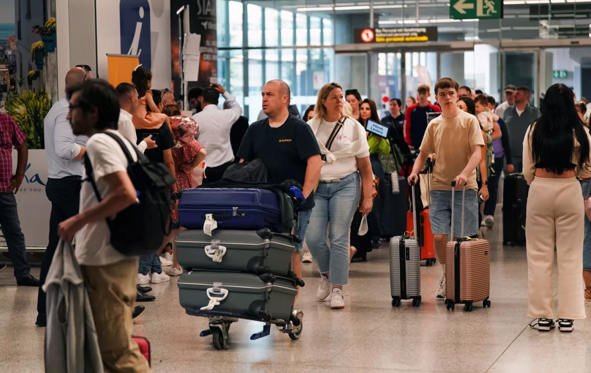 Turistas a su llegada al aeropuerto de Málaga Costa del Sol / ÁLEX ZEA - EP