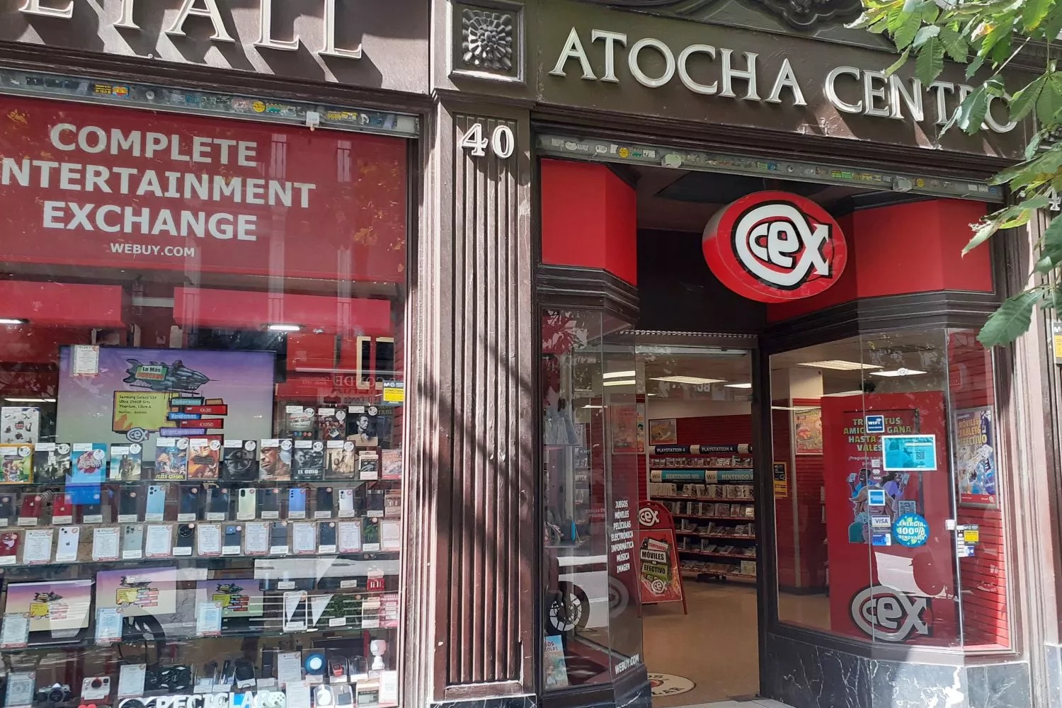 La tienda de CeX de Atocha, en Madrid, donde se venden juegos y móviles / CG