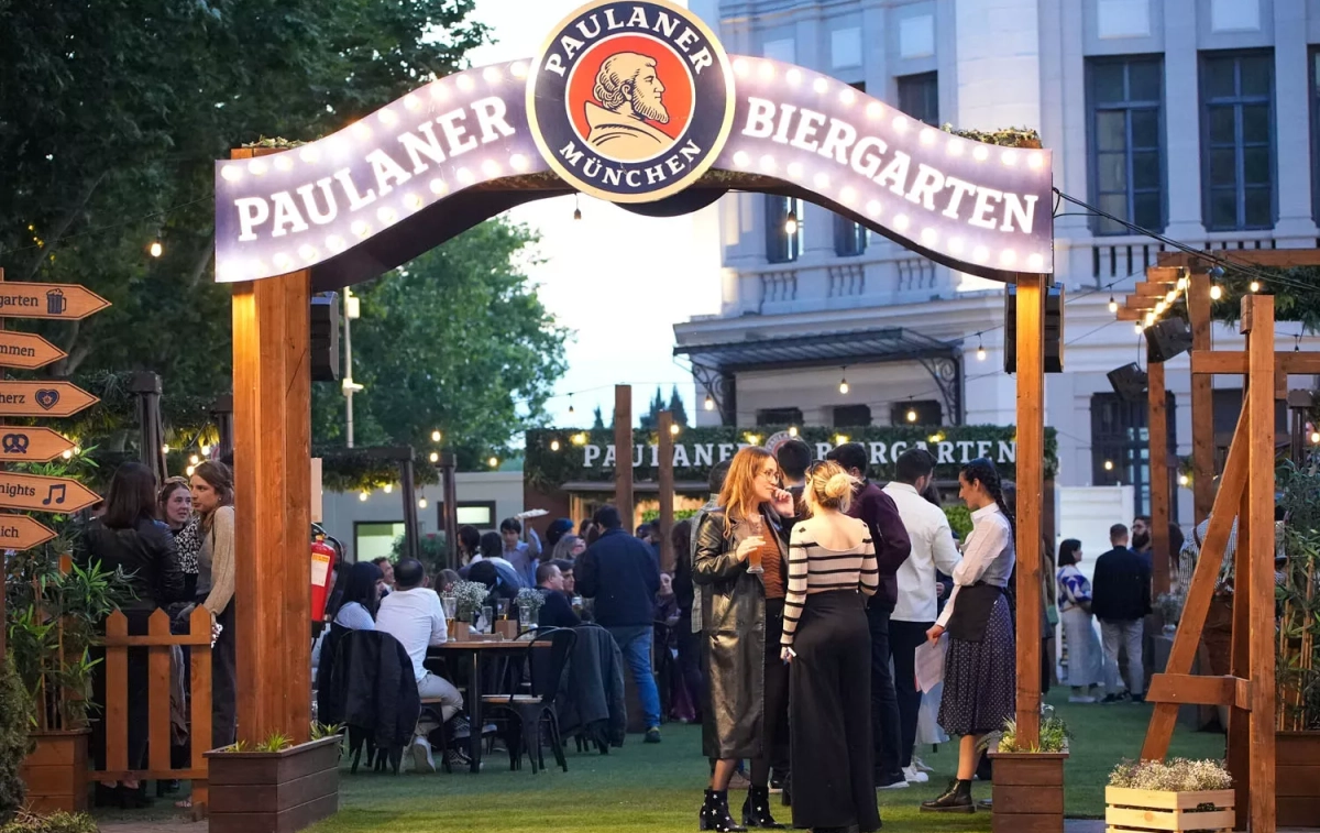 La entrada al Paulanen Biergarten de Madrid / PAULANER