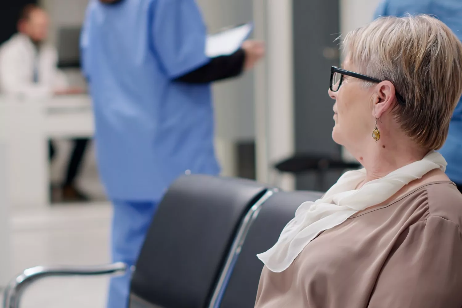 Una mujer espera en un hospital público madrileño / FREEPIK