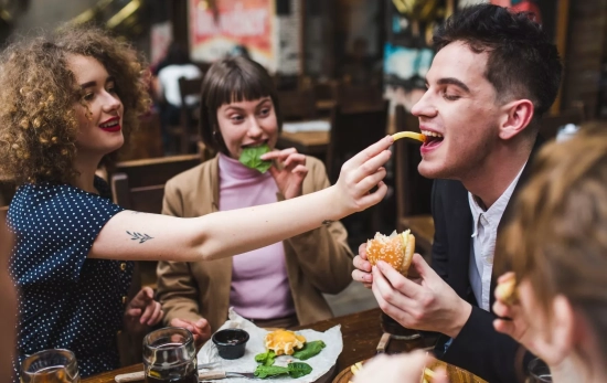 Varios amigos comen en un restaurante / FREEPIK