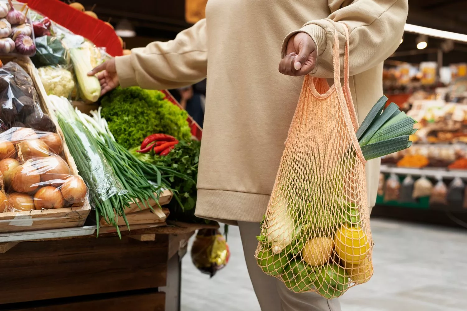 Una persona compra alimentos propios de la dieta mediterránea en el supermercado / FREEPIK