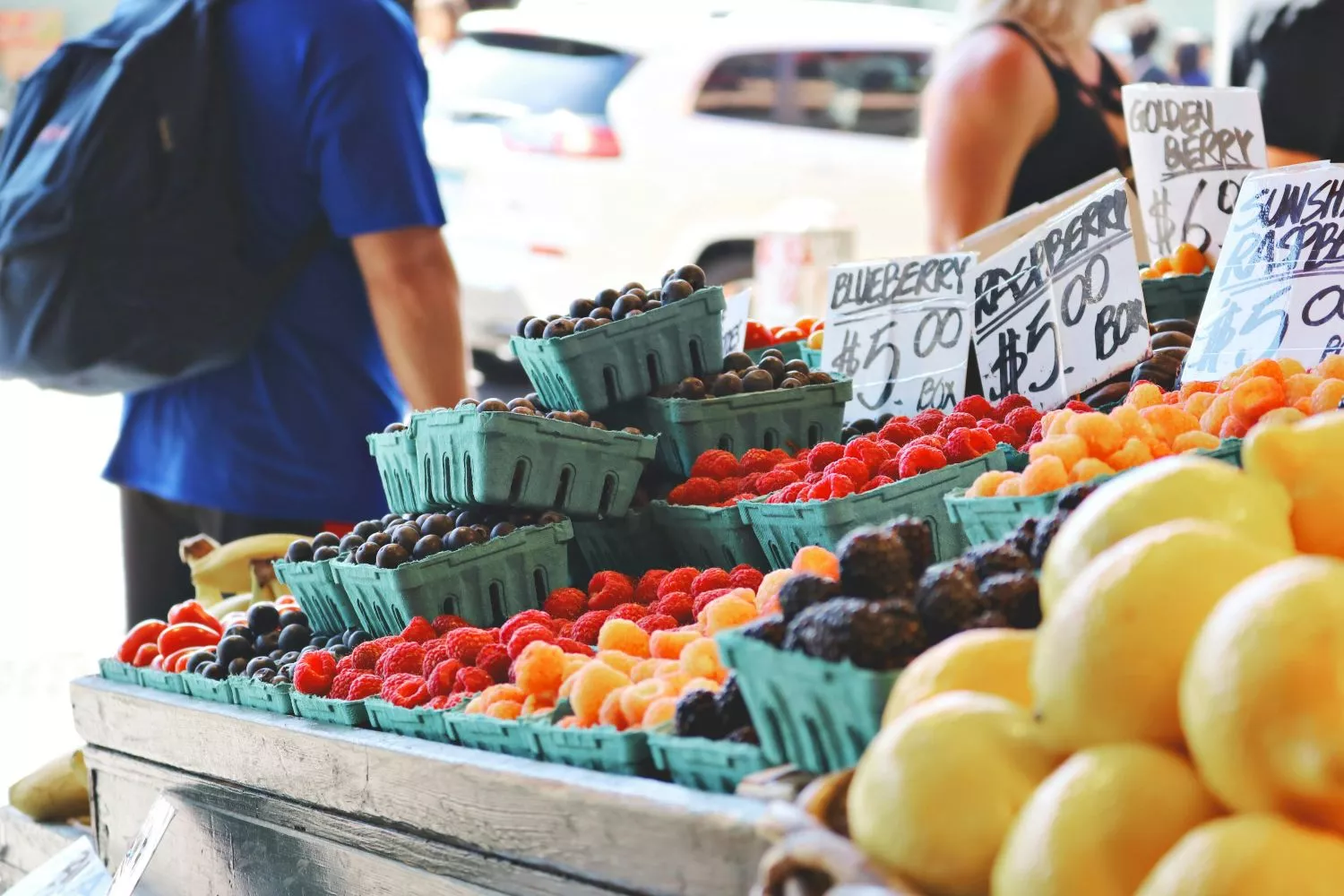 Varias frutas y verduras en un puesto / PEXELS