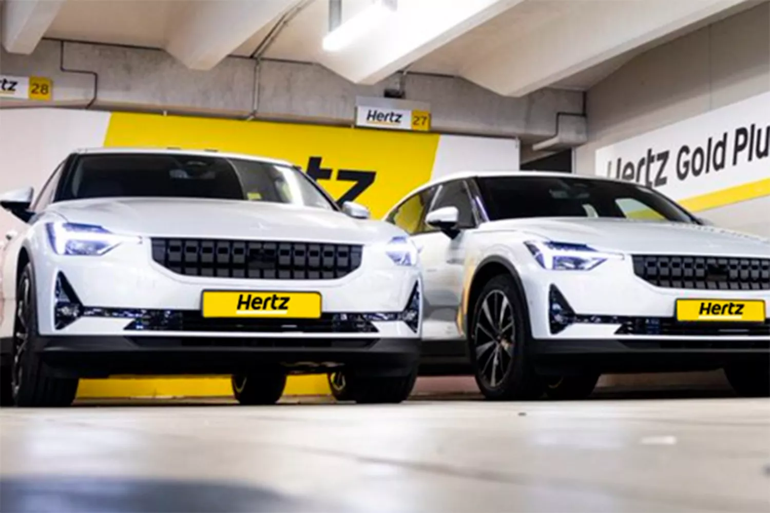 Dos coches de Hertz, la empresa que colabora con Rentalcars / HERTZ